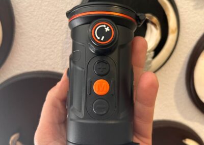 ThermTec Hunt650Pro - Menüknöpfe und Fokussierung des HUNT 650. Der Vorteil des kurzen Gehäuses liegt auch darin, dass man sich hier zum Verstellen der Schärfe nicht die Arme verrenken muss.