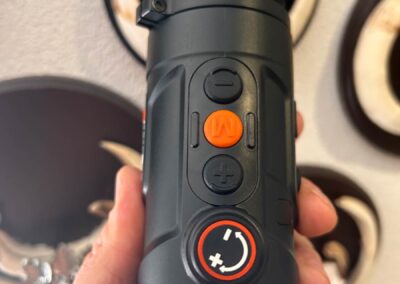 ThermTec Hunt650Pro - Menüknöpfe und Fokussierung des HUNT 650. Der Vorteil des kurzen Gehäuses liegt auch darin, dass man sich hier zum Verstellen der Schärfe nicht die Arme verrenken muss.